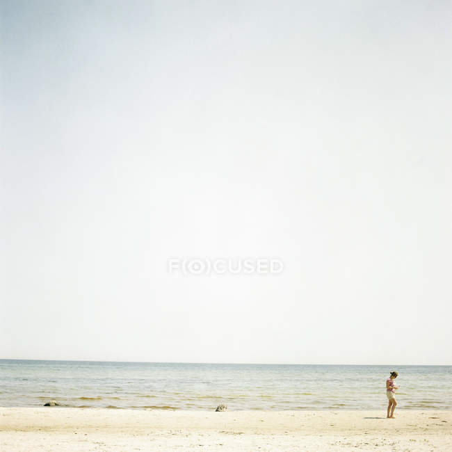 Donna in piedi sulla spiaggia, Oland, Svezia — Foto stock