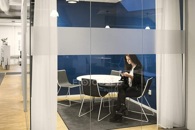 Focado jovem empresária sentado na sala de reuniões — Fotografia de Stock