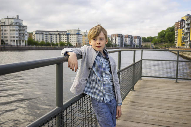 Niño posando junto al río, enfoque selectivo - foto de stock