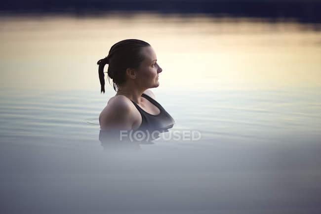 Frau entspannt sich im Wasser, selektiver Fokus — Stockfoto