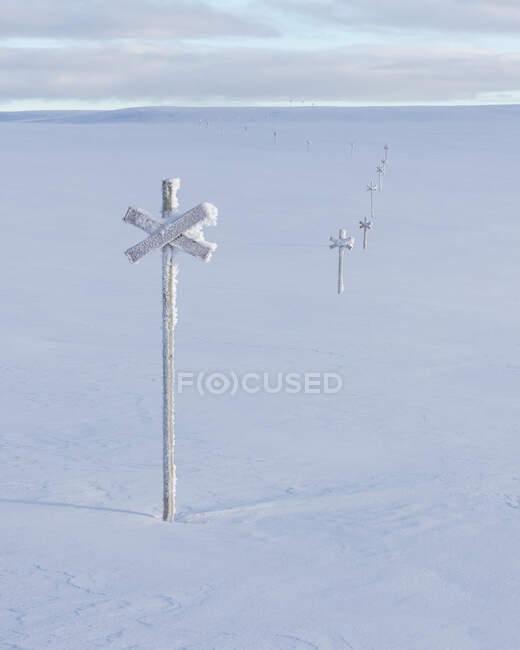Marcadores en nieve en las hermosas montañas cubiertas de nieve, vistas de gran angular. - foto de stock