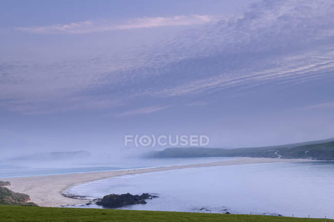Playa bajo las nubes en St Ninian Isle, Shetland, Escocia - foto de stock