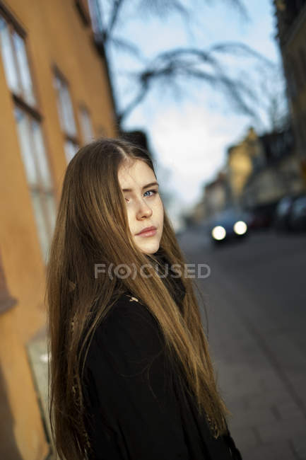 Портрет молодой женщины на городской улице Стокгольма, Швеция — стоковое фото