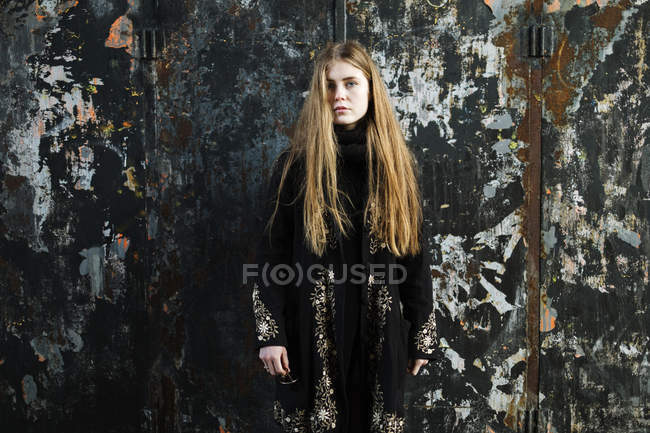 Portrait de jeune femme contre les murs altérés — Photo de stock