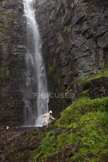 Frau am Njupeskar-Wasserfall im Fulufjallet-Nationalpark, Schweden — Stockfoto