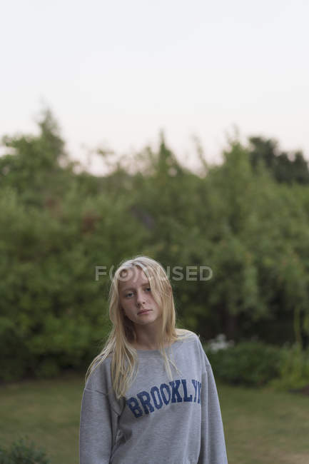 Ritratto di ragazza adolescente sul campo, concentrarsi sul primo piano — Foto stock