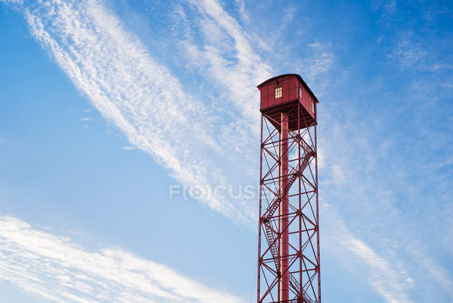 Torre de guardia roja contra el cielo azul - foto de stock