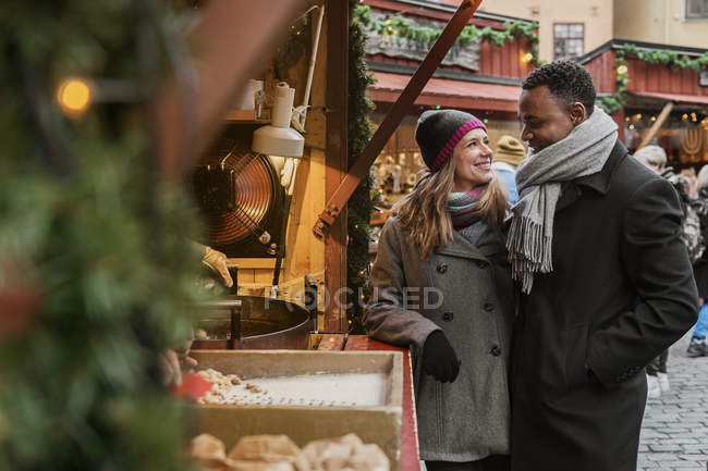 Compras de casal na Feira de Natal, foco seletivo — Fotografia de Stock