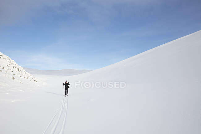 Esquí humano en hermosas montañas cubiertas de nieve - foto de stock