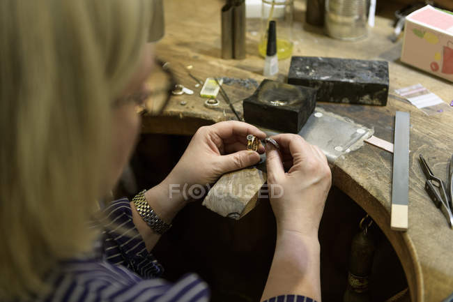 Goldsmith trabalhando no anel, foco seletivo — Fotografia de Stock