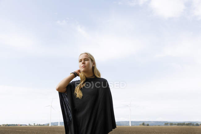 Mulher vestindo top preto no campo — Fotografia de Stock