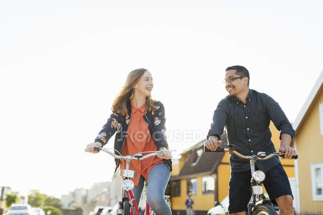 Casal de ciclismo na rua Suburban — Fotografia de Stock