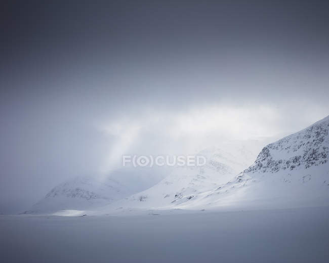 Montañas cubiertas de nieve en Laponia, Suecia - foto de stock