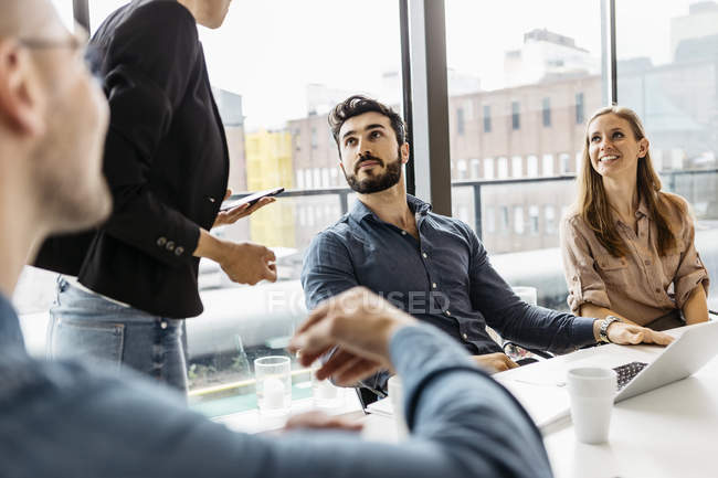 Empresários durante reunião na sala de conferências — Fotografia de Stock