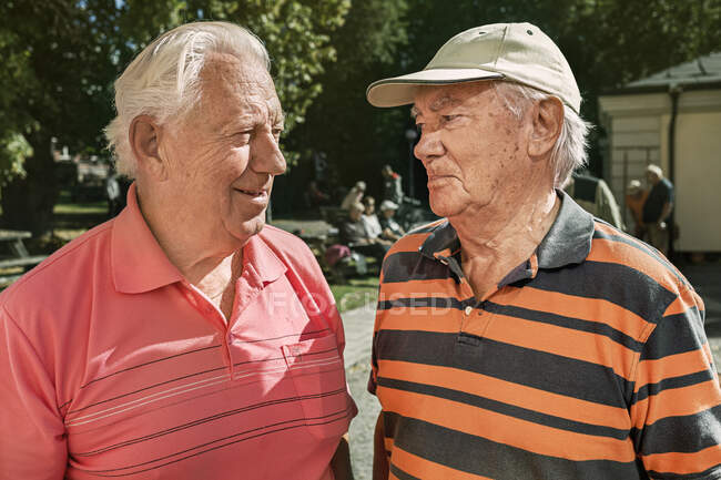 Старші чоловіки дивляться один на одного на відкритому повітрі — стокове фото