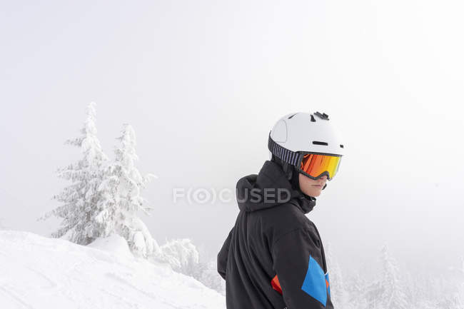 Хлопчик-підліток в снігових окулярах і шоломі — стокове фото