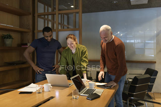 Les hommes d'affaires pendant la réunion, objectif sélectif — Photo de stock