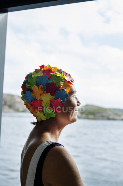 Портрет зрілої жінки в плавальній шапці. — стокове фото