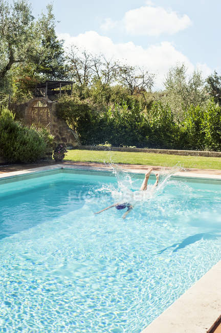 Жінка занурюється в басейн, вибірковий фокус — стокове фото
