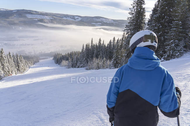 Teenage boy on ski slope in Hedmark, Norway — Stock Photo
