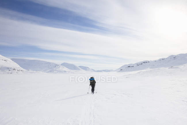 Mulher esquiando por montanhas no trem Kungsleden na Lapônia, Suécia — Fotografia de Stock