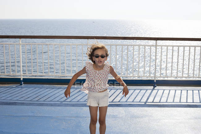 Menina com óculos de sol por mar, foco seletivo — Fotografia de Stock