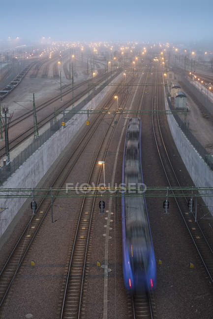 Train à la gare centrale de Malmo en soirée — Photo de stock