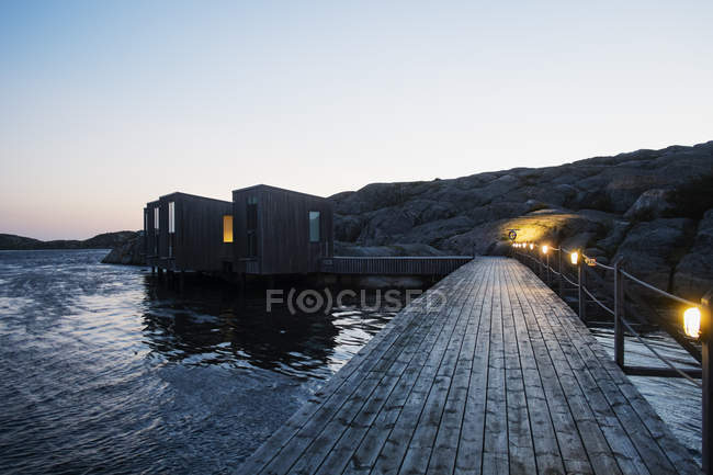 Zeitgenössische Häuser am Pier in Bohuslan, Schweden — Stockfoto