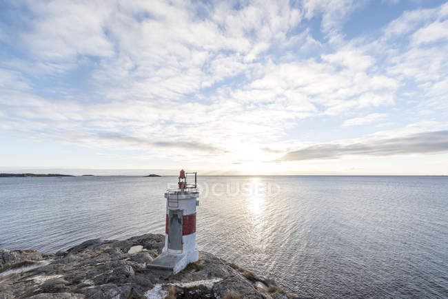 Farol perto do mar em Oxelosund Archipelago, Suécia — Fotografia de Stock