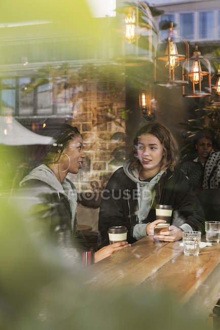 Дівчата-підлітки в кафе, вибірковий фокус — стокове фото