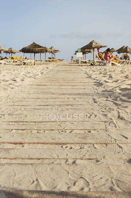 Guarda-chuvas na praia em Cabo Verde — Fotografia de Stock