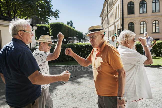Seniors haciendo tijeras de papel rock - foto de stock
