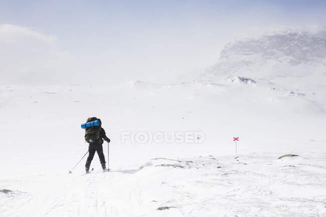 Mulher esquiando por montanhas em Kungsleden, na Lapônia, Suécia — Fotografia de Stock