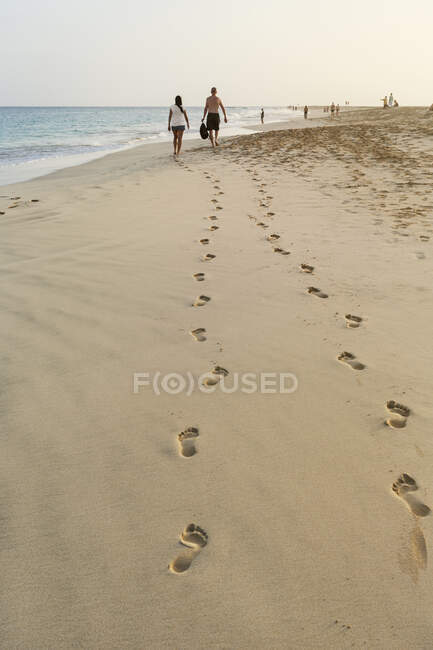 Persone che camminano sulla spiaggia a Capo Verde — Foto stock