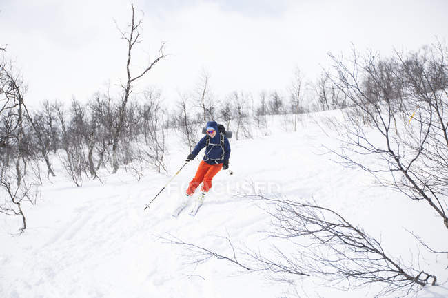 Жінка катається на лижах, вибірковий фокус — стокове фото