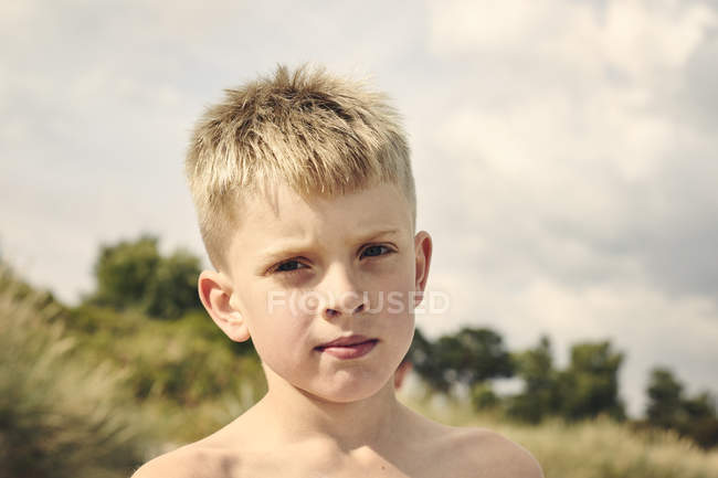 Retrato de menino ao ar livre, foco seletivo — Fotografia de Stock