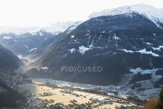 Aldeia abaixo dos Alpes na Áustria, vista aérea — Fotografia de Stock