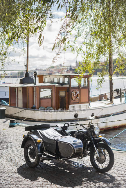 Moto y barcaza, enfoque selectivo - foto de stock