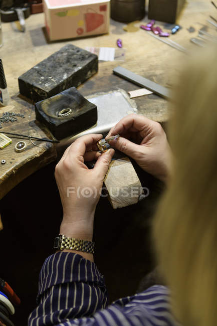 Goldsmith trabalhando no anel, foco seletivo — Fotografia de Stock