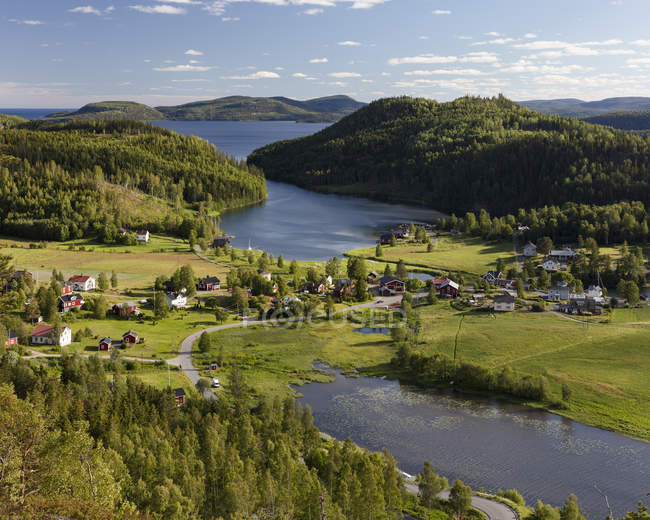 Ciudad por bosque y río en High Coast, Suecia - foto de stock