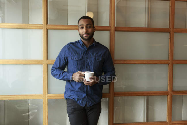 Портрет бизнесмена с чашкой кофе — стоковое фото