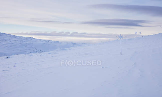 Marcadores na neve em belas montanhas cobertas de neve, vista de ângulo alto — Fotografia de Stock