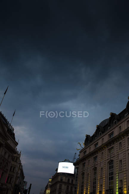 Неон вночі в Лондоні (Велика Британія). — стокове фото