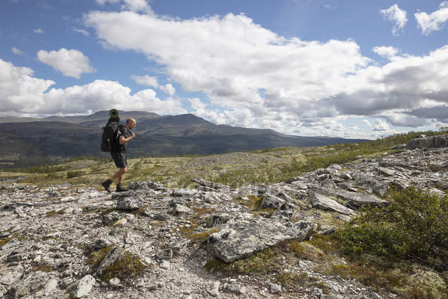 Man hiking in Rondane National Park, Norway — Stock Photo