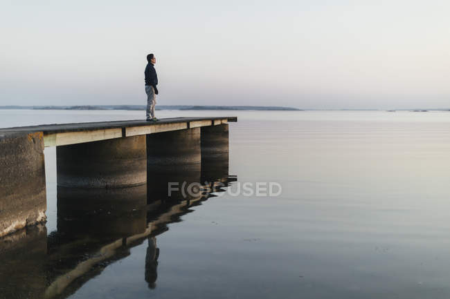 Homem em pé no molhe, foco seletivo — Fotografia de Stock