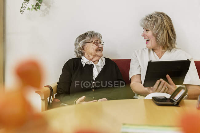 Mulher idosa aprendendo a usar tablet PC — Fotografia de Stock