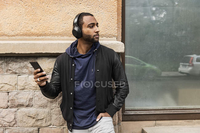 Молодой человек слушает музыку на открытом воздухе — стоковое фото