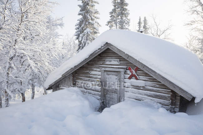 Cabine de madeira coberta de neve, foco seletivo — Fotografia de Stock
