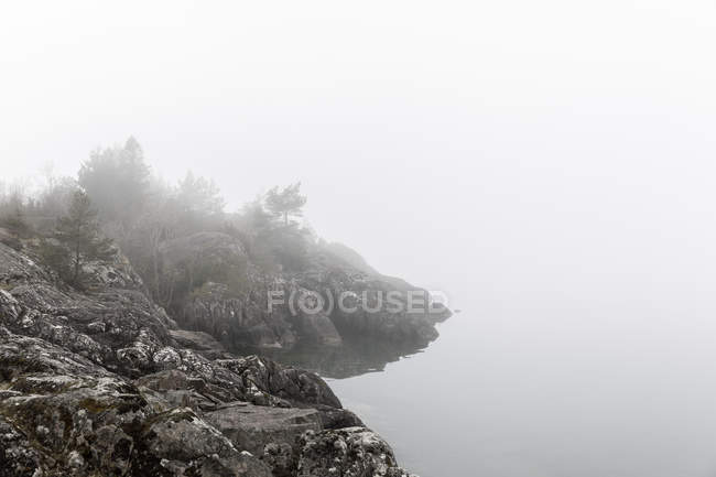 Скелі біля озера, вибірковий фокус — стокове фото