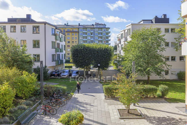 Parque por edifícios de apartamentos em Estocolmo, Suécia — Fotografia de Stock